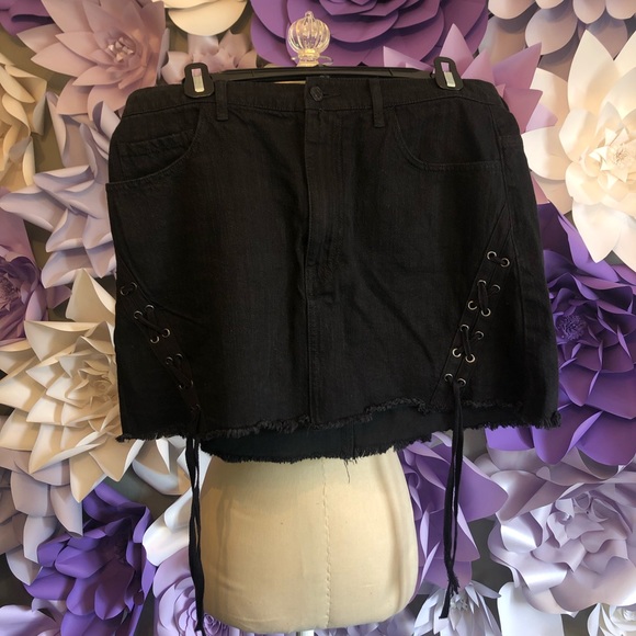 Black jean skirt - Picture 1 of 3